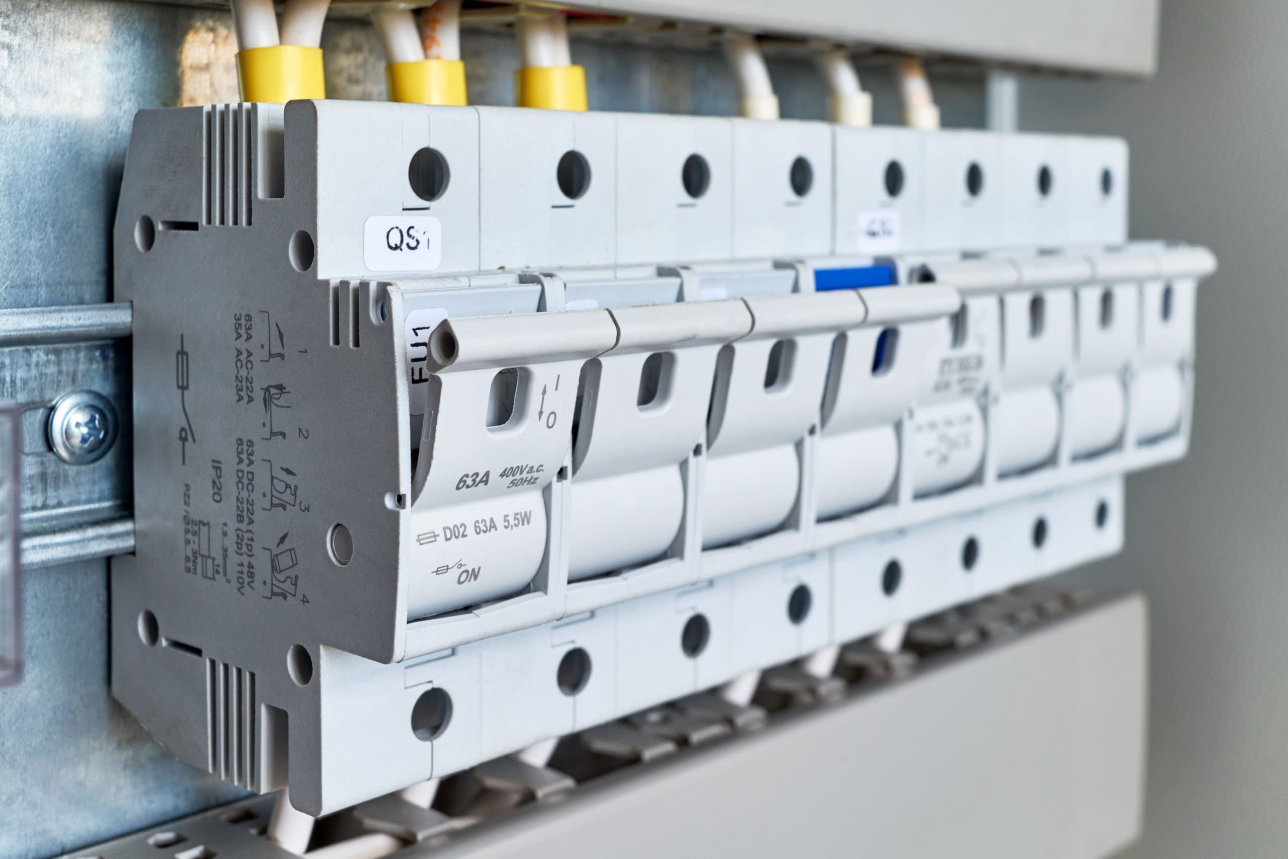 Terminal blocks with flame retardant properties made of PBT, PET and PBT/PET from NUREL Engineering Polymers,